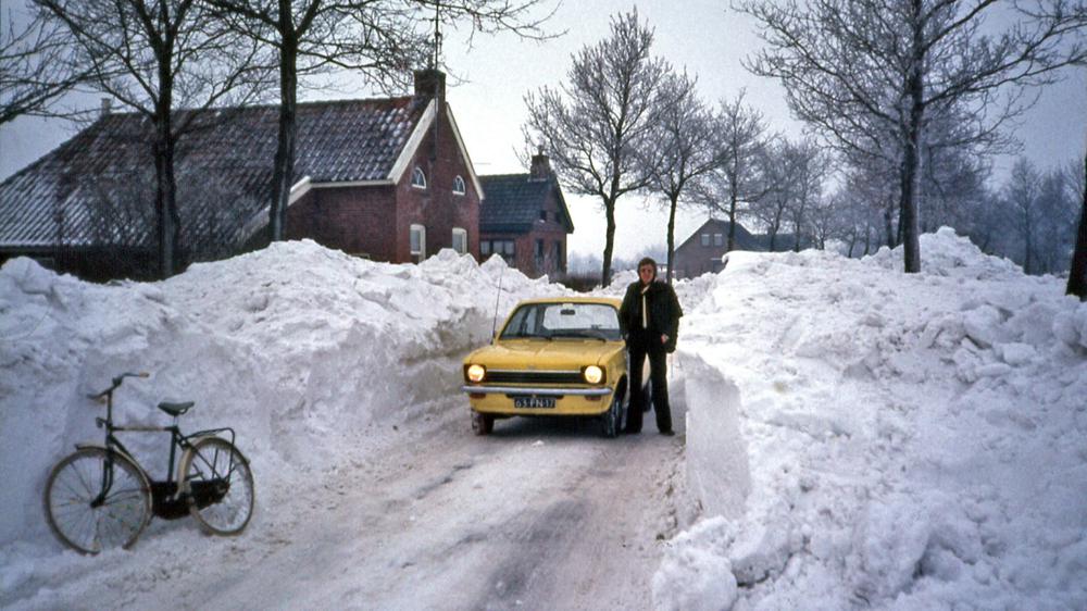 Februari 1979 - ook delen van Drenthe waren volledig ingesneeuwd. (foto: Bert Woltjes, Nieuw Annerveen)