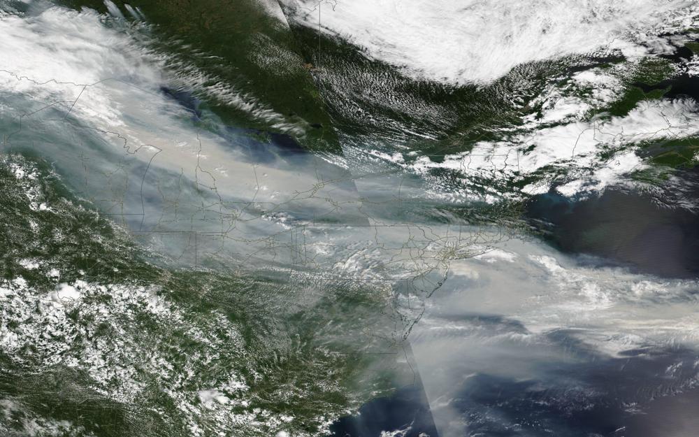 Vanuit de ruimte is de bruinige rookwolk ook goed te zien. (Bron: NASA worldview)