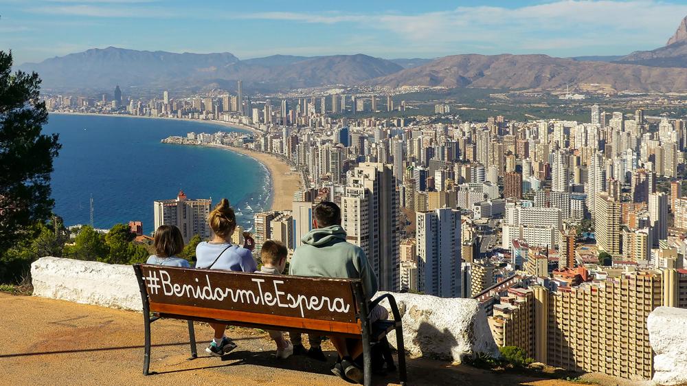 Grote delen van Spanje zijn nu al zonnig. De temperatuur loopt komende dagen verder op. (Bron: Ria Brasser; Benidorm, Spanje)