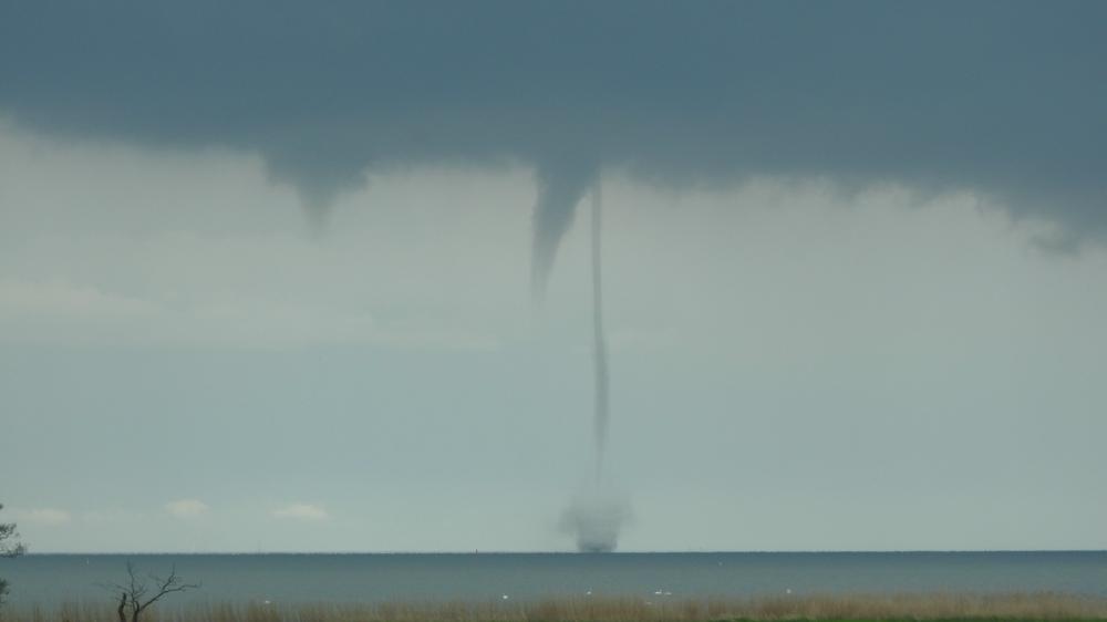 Een mooi voorbeeld van een waterhoos en twee tuba's in een foto vastgelegd (vandaag precies 5 jaar geleden) boven het IJsslemeer, bij Warns. (foto: Paula Brandenburg)