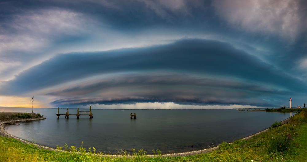 Een shelfcloud schuif Hellevoetsluis binnen. (Bron: Hellevoetsluis, Arisca van 't Hof)