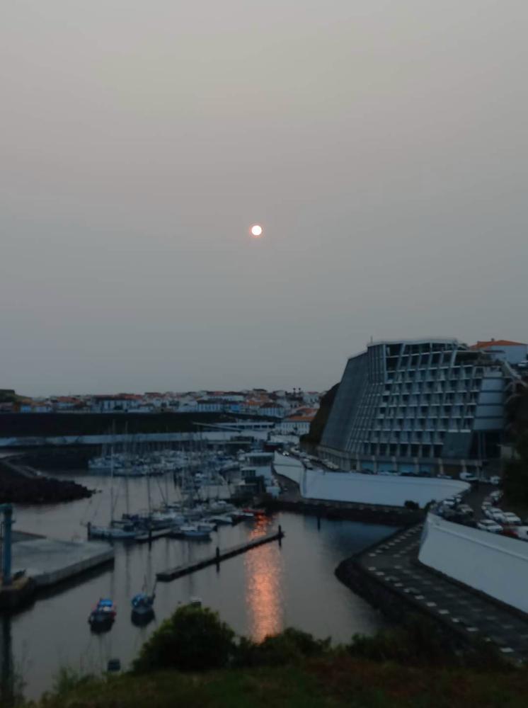 Rook blokkeerde de zon op de Portugese Azoren. (Bron: Raquel Rodrigues)