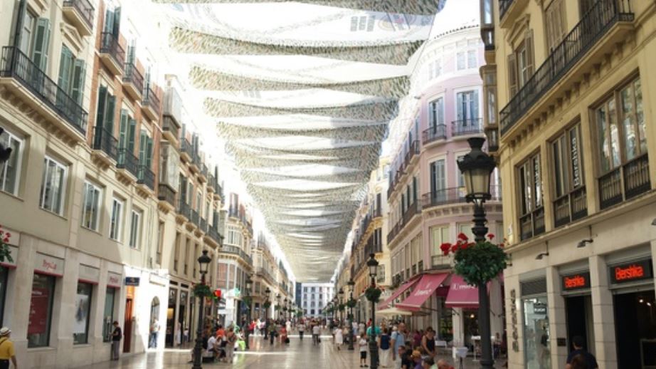 Meer groen in de stad, maar ook schaduwdoeken kunnen de ergste hitte iets temperen. Het effectiefst is het voorkomen van de opwarming van de aarde door het verminderen van de uitstoot van broeikasgassen. (Foto: Don van Dongen, Malaga)
